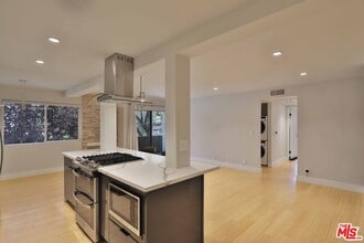 1605 Armacost Ave in Los Angeles, CA - Foto de edificio - Building Photo
