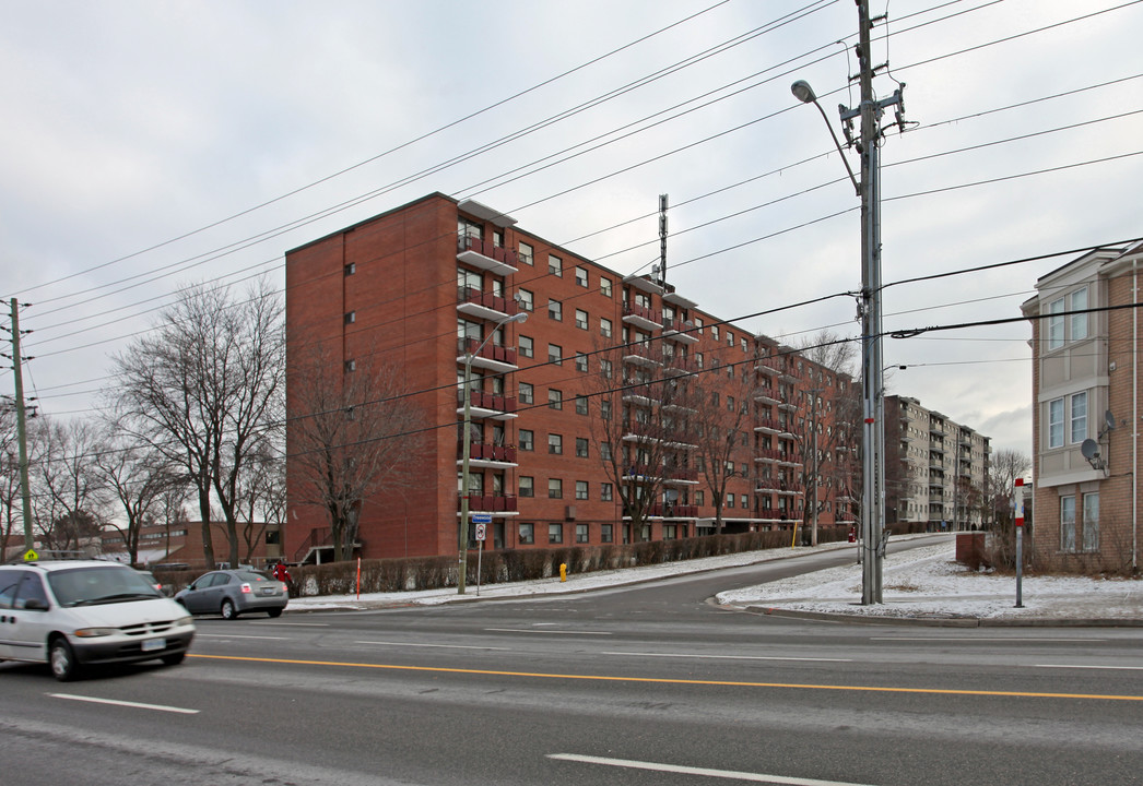 Midwood Apartments in Toronto, ON - Building Photo