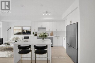 8960 Jane St in Vaughan, ON - Building Photo