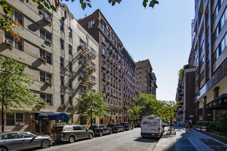 25 W 64th St in New York, NY - Building Photo - Primary Photo