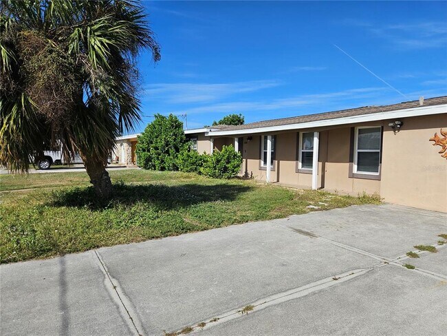 21838 Edgewater Dr in Port Charlotte, FL - Building Photo - Building Photo
