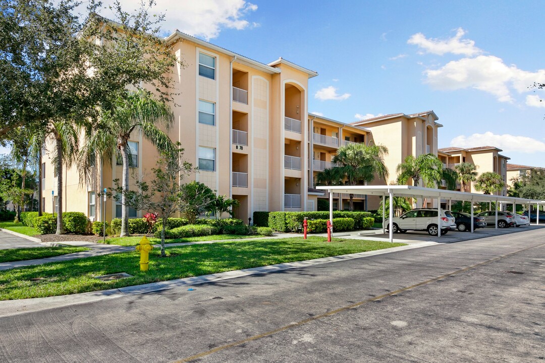 8570 Kingbird Loop, Unit 537 in Estero, FL - Building Photo