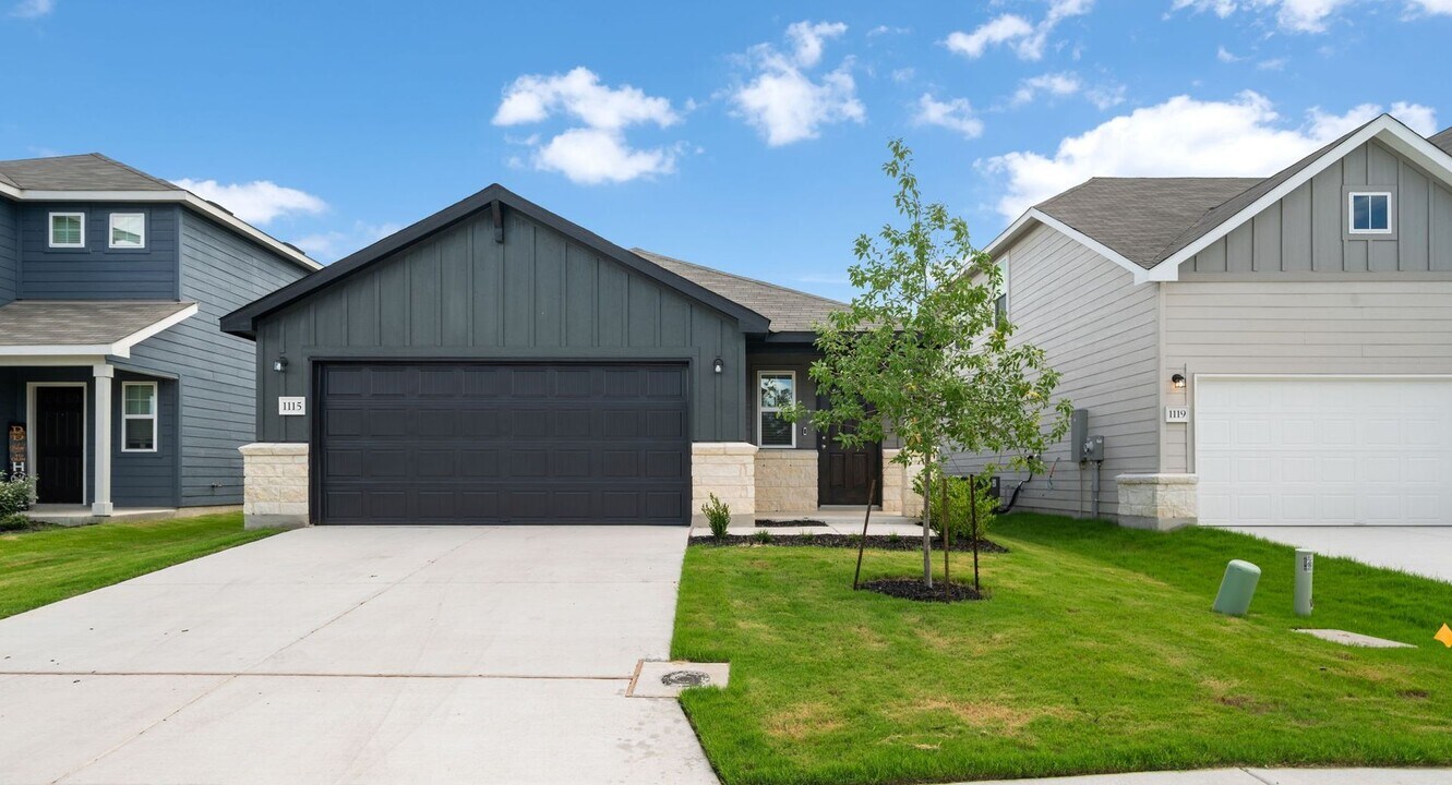 1115 Pigeon Ln in Marion, TX - Building Photo