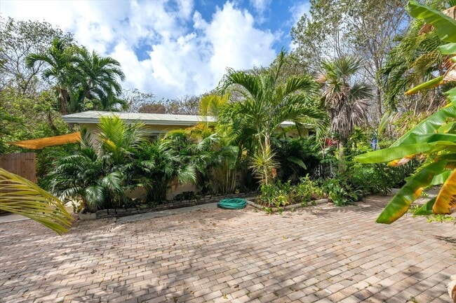 29284 Coconut Palm Dr in Big Pine Key, FL - Building Photo - Building Photo