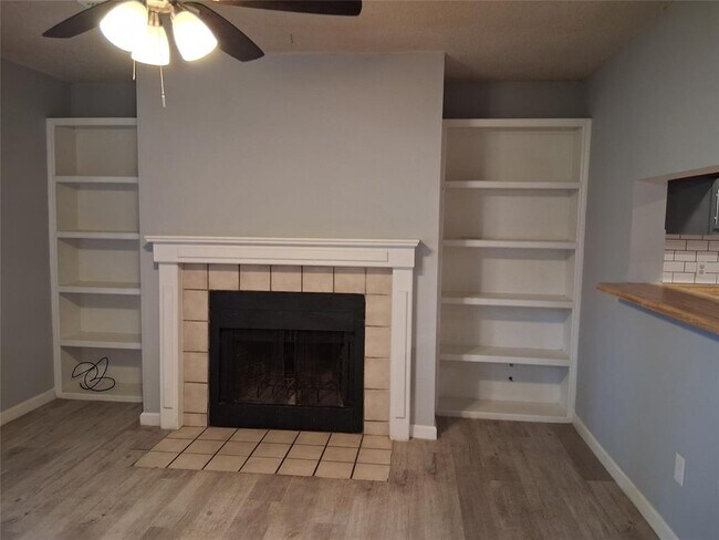 2807 W Slaughter Ln in Austin, TX - Building Photo - Building Photo