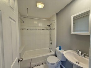 21 Hurd St, Unit 21 Hurd St Unit 1 in Lowell, MA - Building Photo - Building Photo