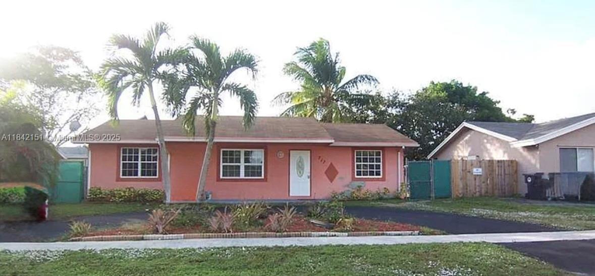 717 SW 79th Ave in North Lauderdale, FL - Foto de edificio