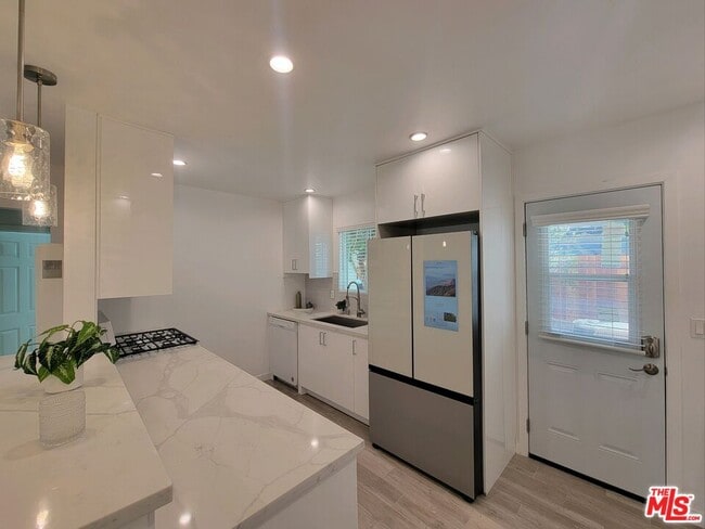 825 Broadway St in Los Angeles, CA - Building Photo - Building Photo