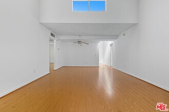 18350 Hatteras St in Los Angeles, CA - Building Photo - Building Photo