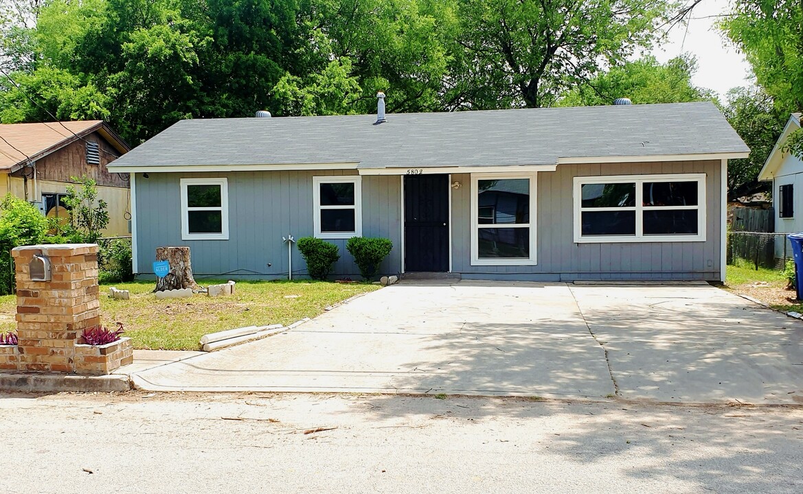 5802 Magnes Ln in San Antonio, TX - Foto de edificio