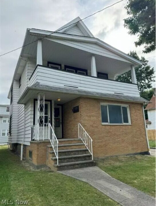 988 Nathaniel Rd in Cleveland, OH - Building Photo
