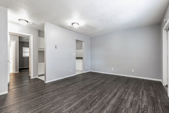 Avalon Apartments in St. Petersburg, FL - Building Photo - Interior Photo