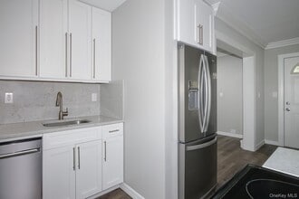 100 N Country Rd in Miller Place, NY - Building Photo - Building Photo