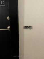 33 Charles St E in Toronto, ON - Building Photo