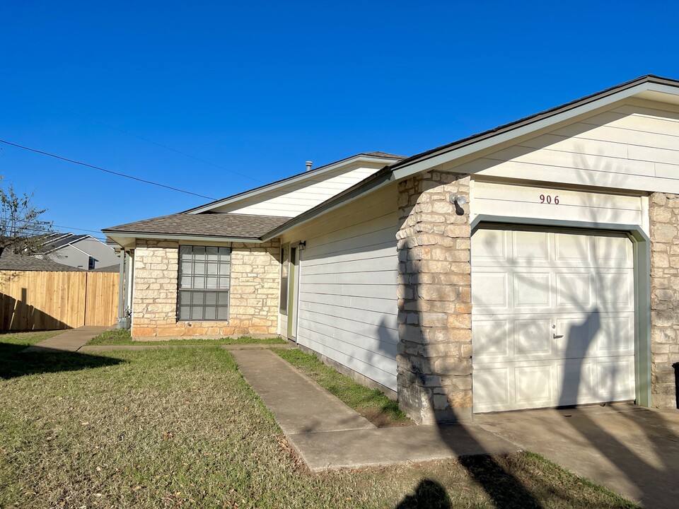 906 Chisholm Cove in Round Rock, TX - Building Photo