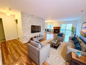 14 Newtown Rd in Danbury, CT - Building Photo - Building Photo