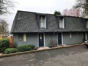 Four Oaks Apartments in Tigard, OR - Foto de edificio - Building Photo