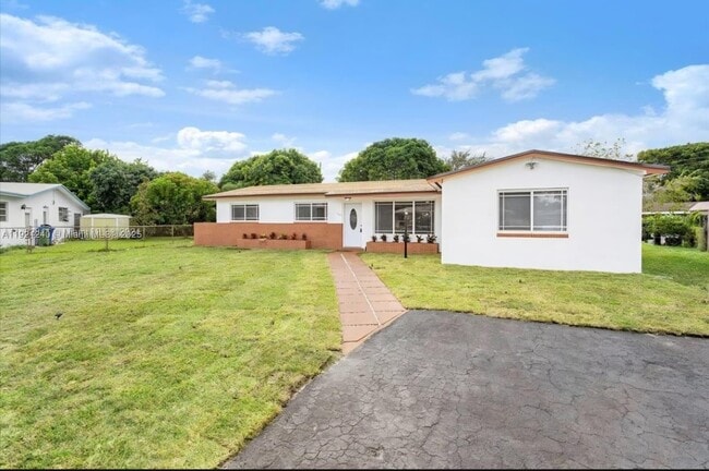 7160 SW 5th Ct in Pembroke Pines, FL - Building Photo - Building Photo