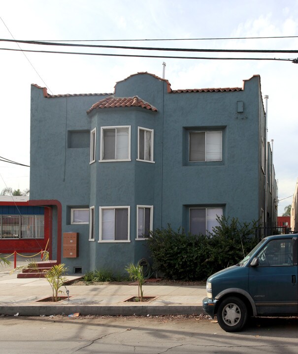 725 Orange Ave in Long Beach, CA - Building Photo