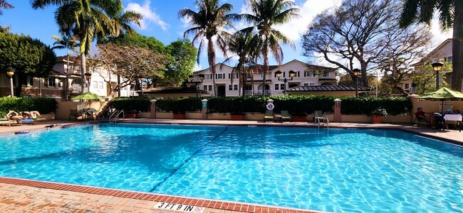 8858 W Flagler St, Unit 208 in Miami, FL - Foto de edificio - Building Photo