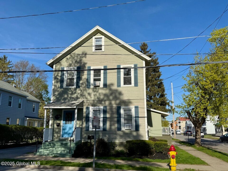 74 Walnut St in Saratoga Springs, NY - Building Photo