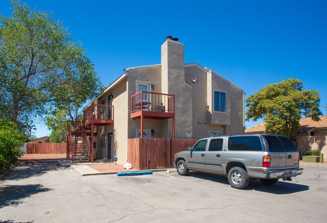 1241 Menaul Blvd NW in Albuquerque, NM - Foto de edificio - Building Photo