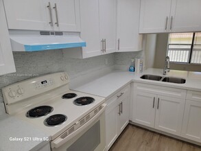 469 NW 100th Pl in Pembroke Pines, FL - Building Photo - Building Photo