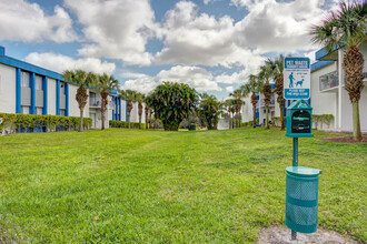 Costa Del Lago in Lake Worth, FL - Foto de edificio - Building Photo