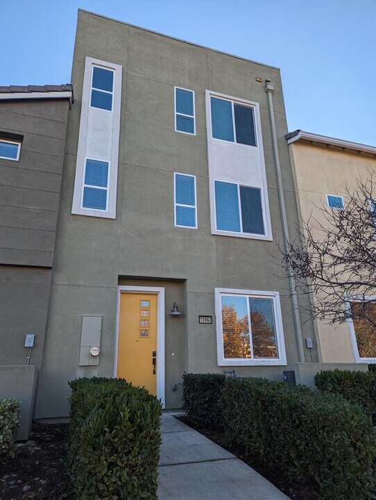 10960 International Dr in Rancho Cordova, CA - Building Photo