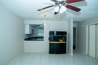 6411 S Briar Bayou Dr in Houston, TX - Building Photo - Building Photo