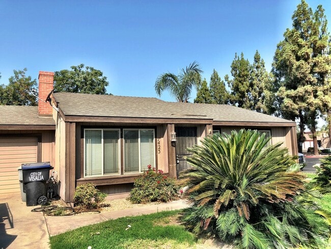 1423 W Walnut Ave in Visalia, CA - Building Photo - Building Photo