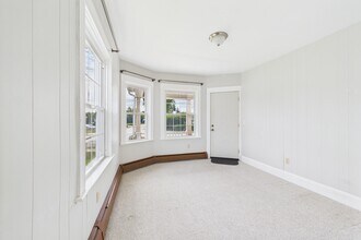 575 Pontiac Ave in Cranston, RI - Building Photo - Building Photo