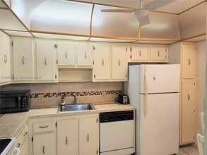 3375 N Country Club Dr, Unit 203 in Miami, FL - Building Photo - Building Photo