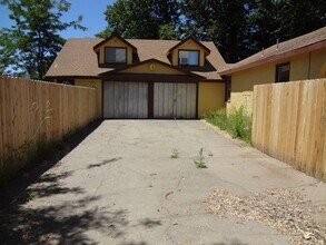 473-455 Johnstonville Rd, Unit Apt. B in Susanville, CA - Foto de edificio - Building Photo