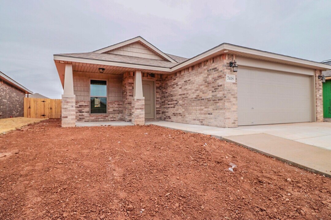 7418 104th St in Lubbock, TX - Building Photo