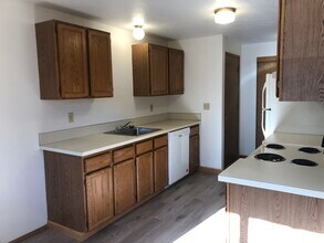 Churchill Downs Apartments in Portland, OR - Building Photo - Building Photo