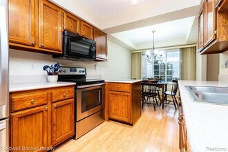 235 Meadow Lane Cir in Rochester Hills, MI - Foto de edificio - Building Photo