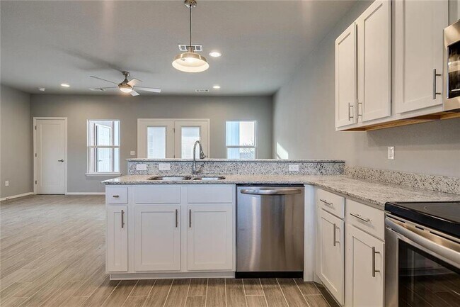 1369 N Hog Trough Dr in Fayetteville, AR - Building Photo - Building Photo