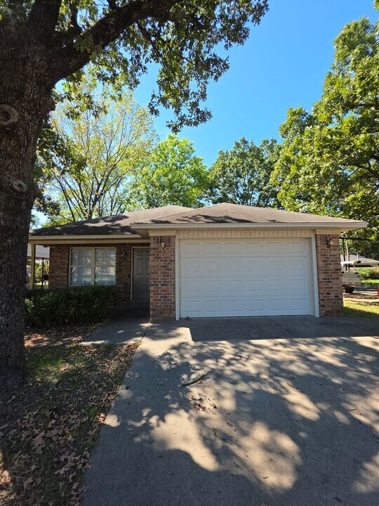 1402 S Detroit Ave in Russellville, AR - Building Photo
