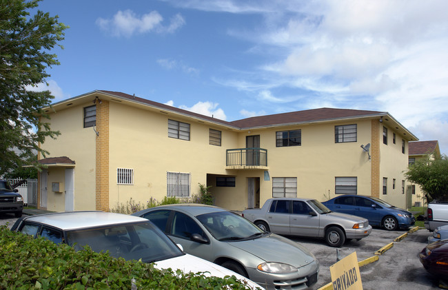 Westland Manor in Hialeah, FL - Foto de edificio - Building Photo