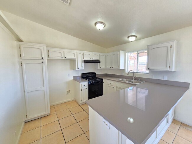 9200 Fuchsia Ave in California City, CA - Building Photo - Building Photo
