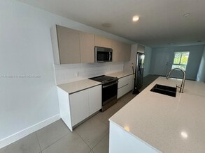 2555 NE 193rd St in Miami, FL - Foto de edificio - Building Photo