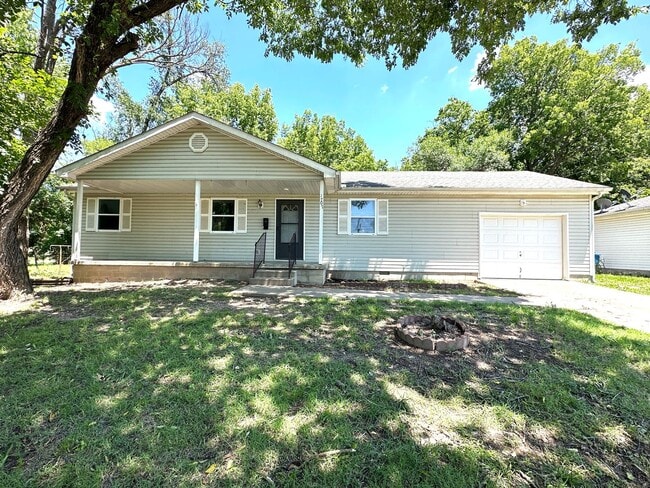 property at 1707 Iowa Ave