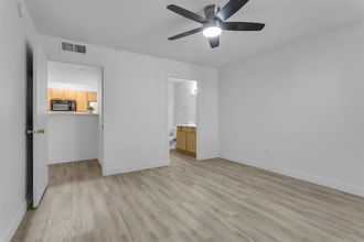 950 Seven Hills Dr in Henderson, NV - Foto de edificio - Building Photo
