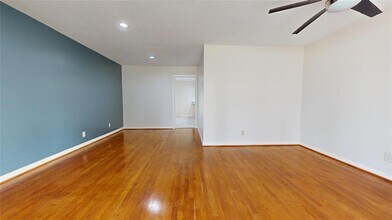 10214 Brooktree Dr in Houston, TX - Building Photo - Building Photo