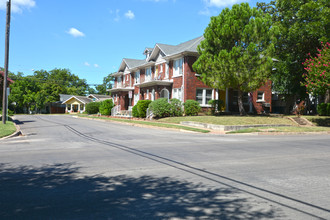 1202 Kings Hwy in Dallas, TX - Building Photo - Building Photo