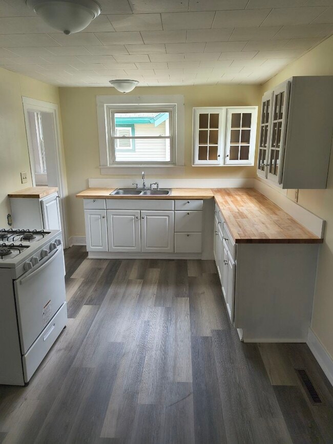 property at 213 S Lincoln St