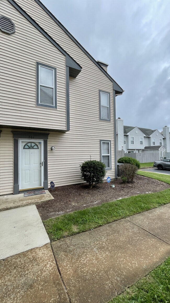 701 Gemstone Ln in Virginia Beach, VA - Foto de edificio - Building Photo