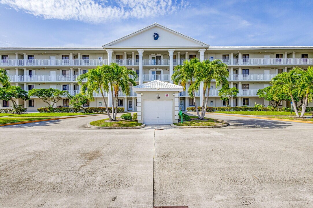 2421 Village Blvd in West Palm Beach, FL - Building Photo