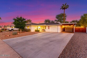 8243 E Rancho Vista Dr in Scottsdale, AZ - Building Photo - Building Photo